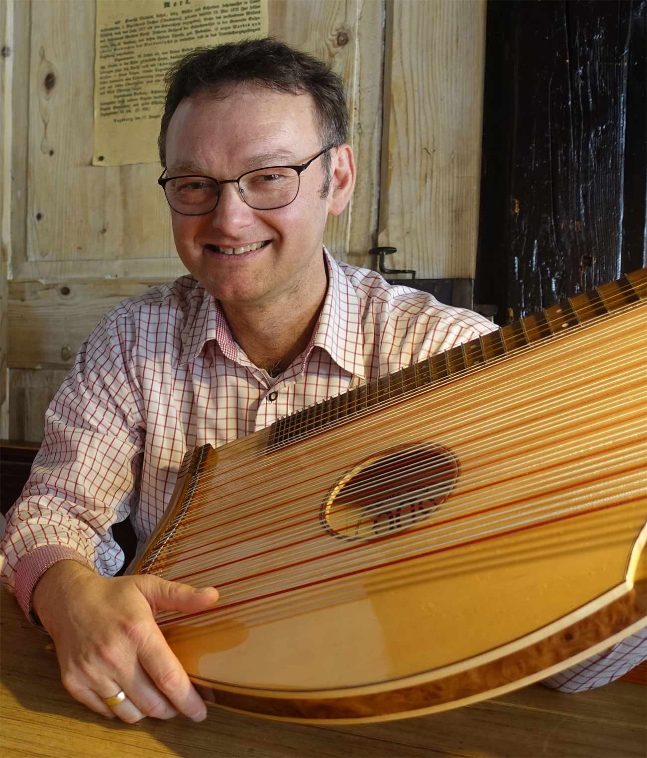 (c) Zither.at